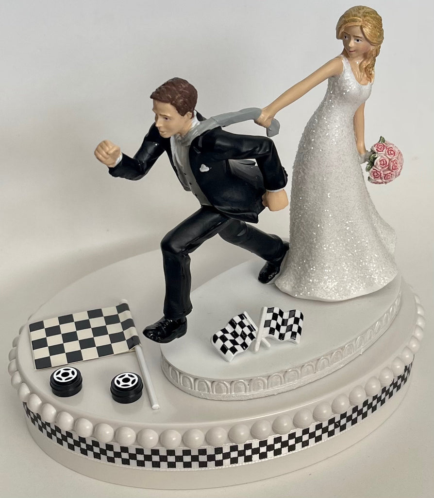 Bride And Groom In A Car Cake Topper Stock Photo - Download Image Now - Wedding  Cake Figurine, Cake, Car - iStock